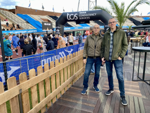 Namens AVA waren Johan (rechts) en Rene te gast op het middenterrein