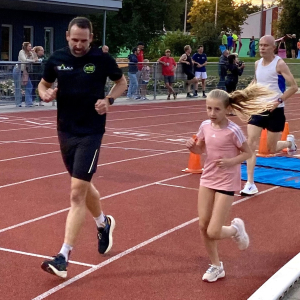 Sebastiaan en Sophie Kwak tijdens de AVA MICA IT Baanloop van september 2025