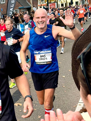 Bas kan nog lachen en z'n hand opsteken