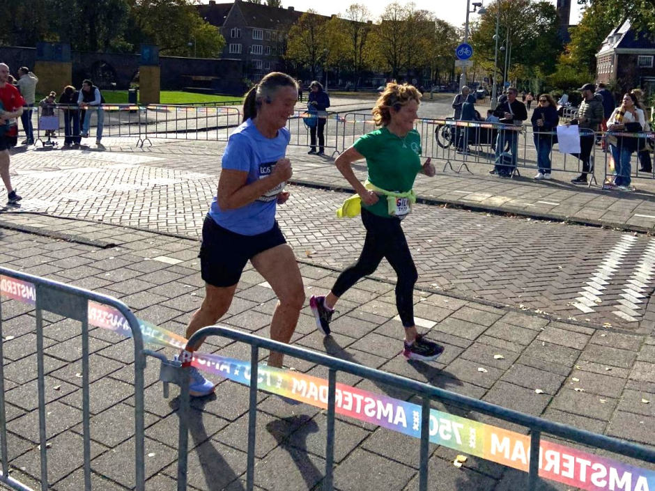 Ella (lichtblauw shirt) onderweg