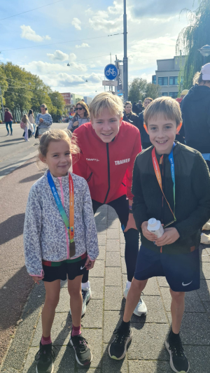 Hannah en Gijs van Druningen met trainer Mats