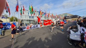 Mats vlak voor de ingang van het Olympisch stadion