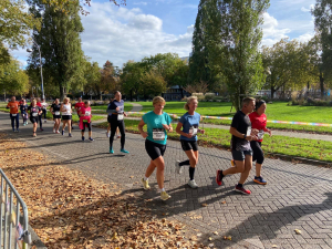 Machteld en Lena zij aan zij met vlak daarachter Joke