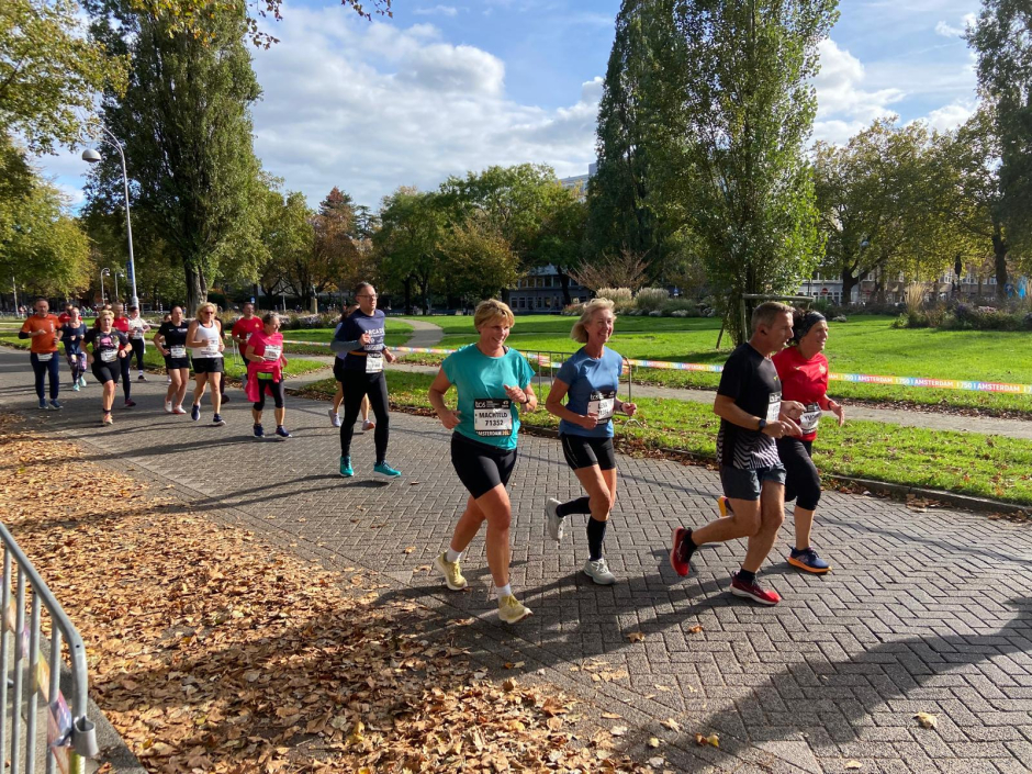 Machteld en Lena zij aan zij met vlak daarachter Joke