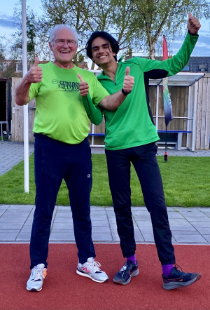 Peter Velthuis met kleinzoon Sam Stobbe