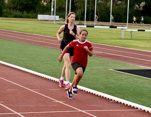 Sara finisht en Sharon moet nog een paar rondjes