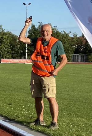 Gerard van Looij als starter van de baanloop in juli 2023