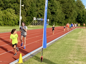 Adam Idrissi ziet dat Tessa Weening vlak achter hem zit