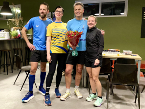 Nico met bloemen en zijn AVH-maatjes Leon, Jennifer en Esther