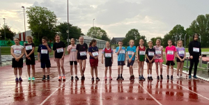 De start van de 3e serie op een natte baan