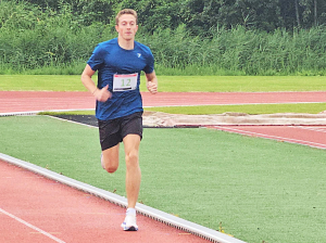 Jesper soepel op weg naar de finish