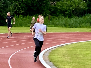 Hugo op weg naar de finish