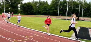 Hugo al bij het inlopen op kop