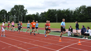 John Heijsteeg voert het peloton aan