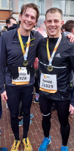 Links MAthis met waterpolo maat Ronald