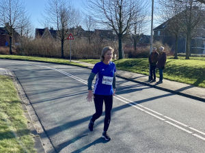Doorzetter Lena Apeldoorn. Ondanks pijnlijke kuit op weg naar de finish.