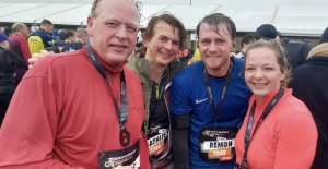 Cees met de waterpolende hardlopers Mathijs, Remon den Hollander en Sofie.