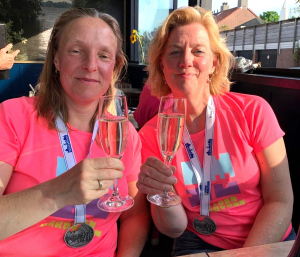 Evelien en Marga proosten op hun finish