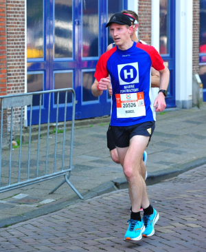 Marcel Kraan in tenue van zijn Leidense werkgever