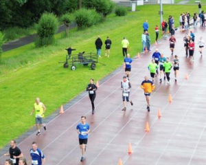 Roel in oranje regenjack