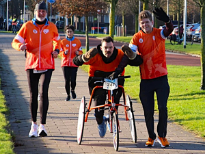 Wiebe (links) als begeleider van de G-Run