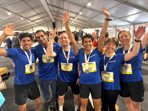 Thanuja met haar Bluewater bedrijfsteam