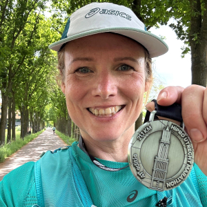 Caat toont trots haar medaille