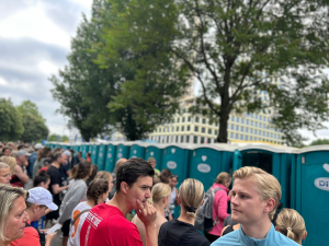 In de rij voor de Dixi's