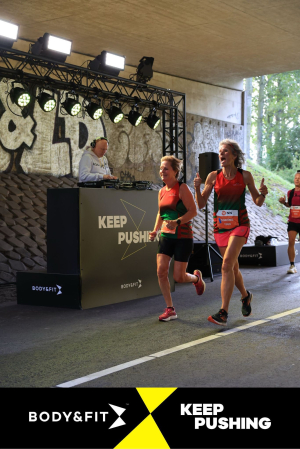 Simone en Marjan lopen op de beat