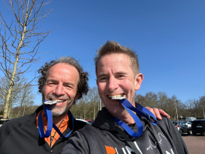 Robin Schoorl (rechts) met loopmaatje