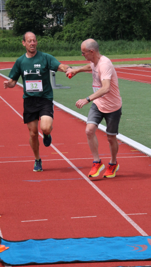 Tijdwaarnemer Jeroen Verhoeven draagt over aan speaker Jan Pieter Baars