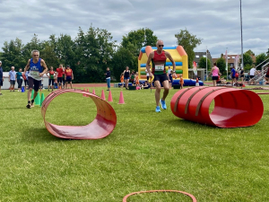 Kruip door, sluip door op de hindernisbaan