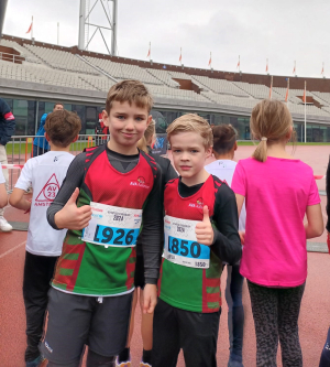 Max (links) en Julian