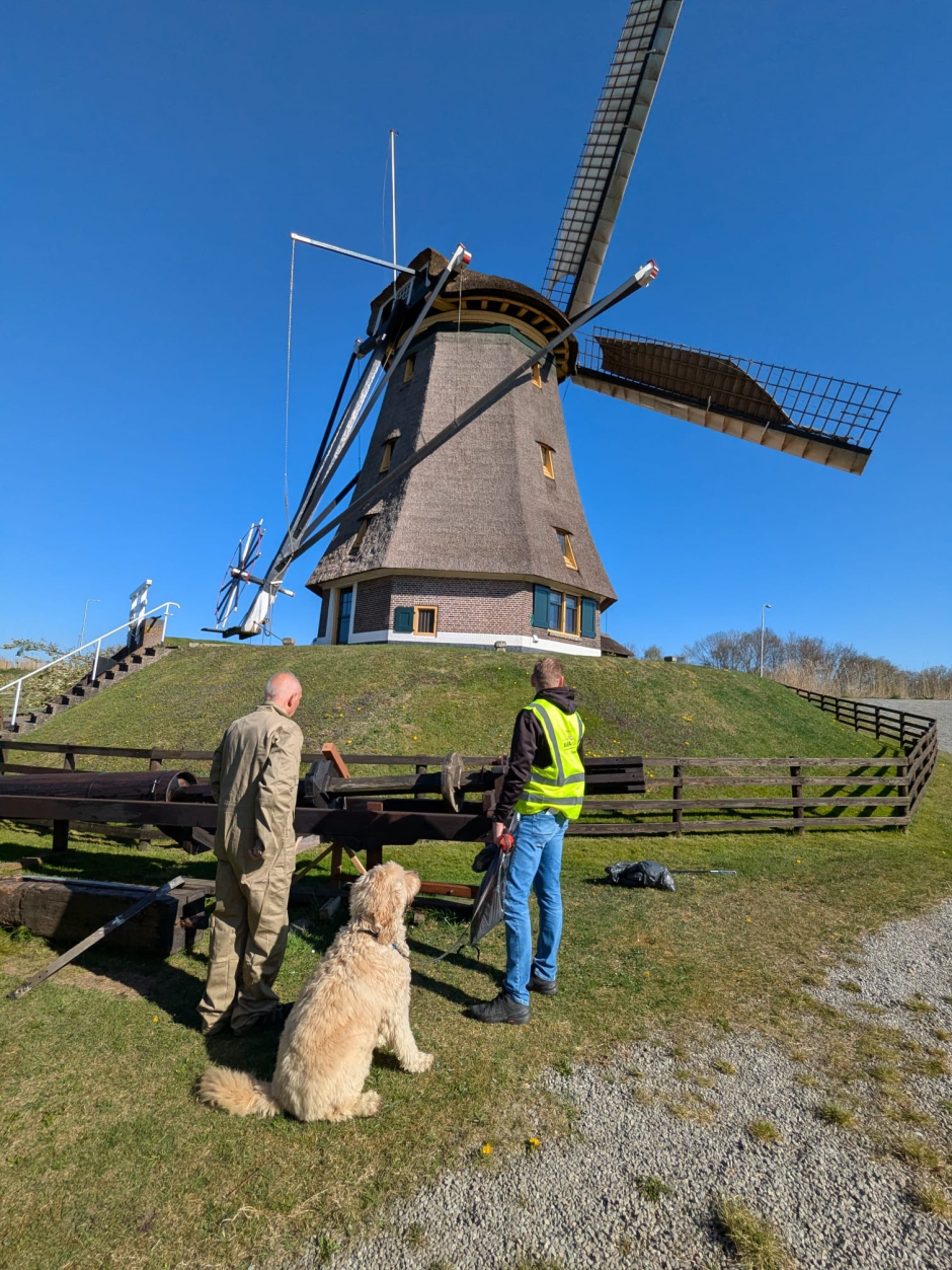 John, Wilma en Hunter bij de molen