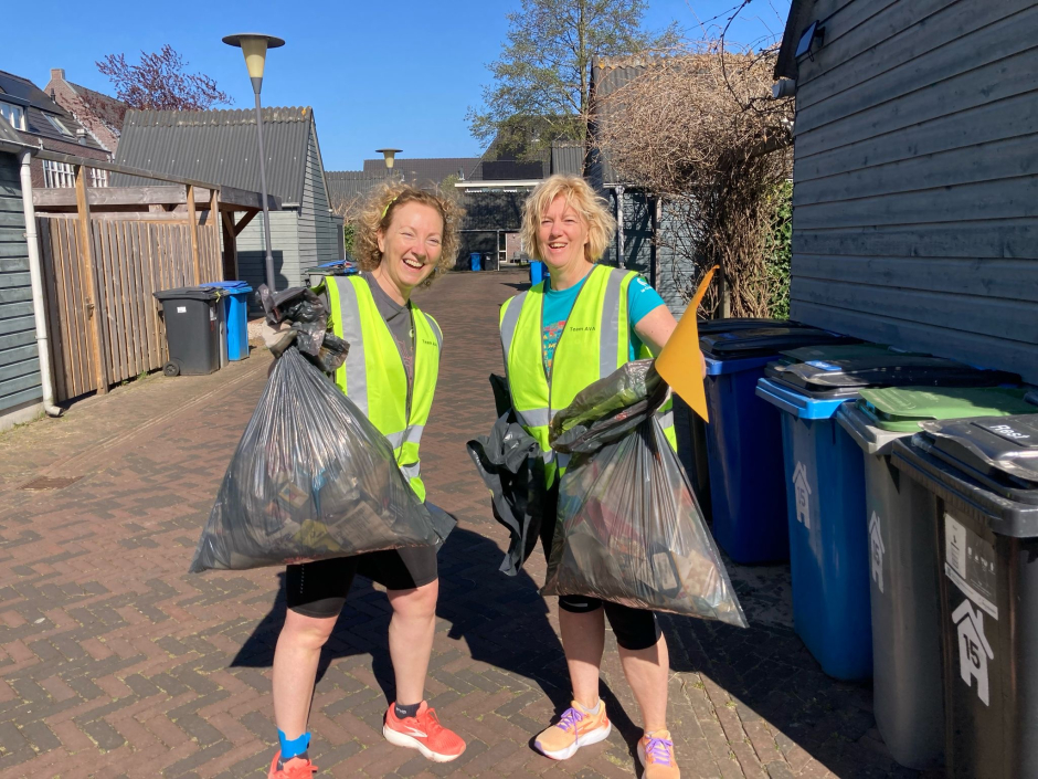 Jolanda en Gerda vulden twee paar vuilniszakken 