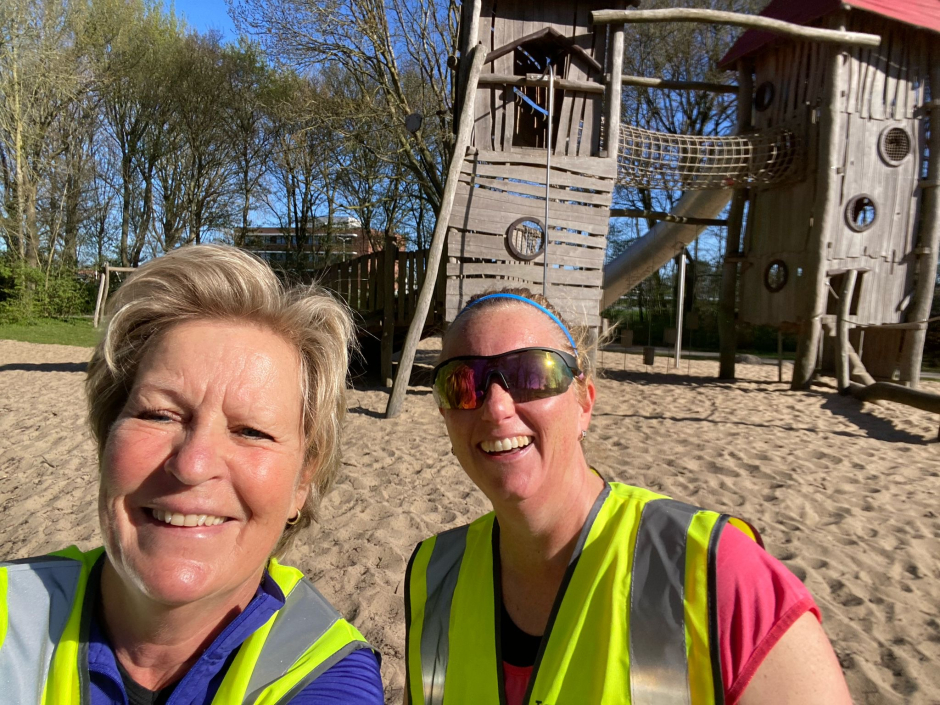 Marjan en Esther ook bij een speelplaats