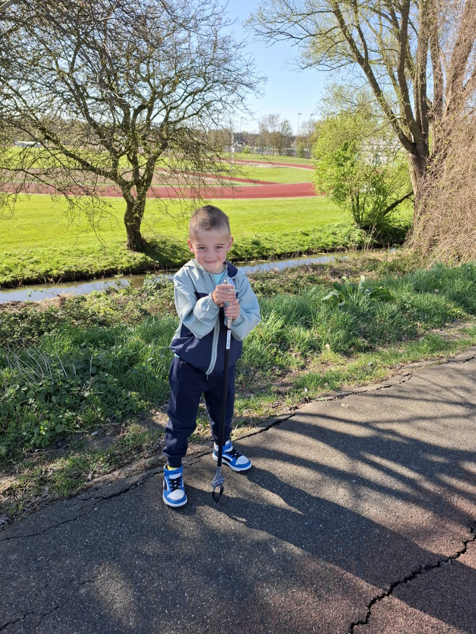 Julian plandelt voor de atletiekbaan