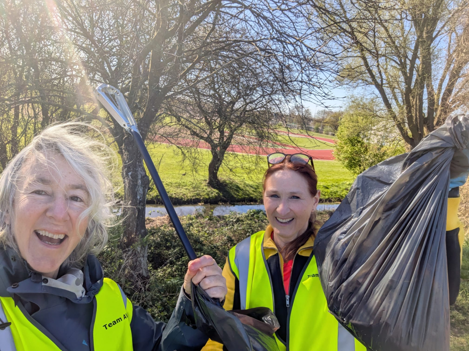 Maaike en Roza voor de baan