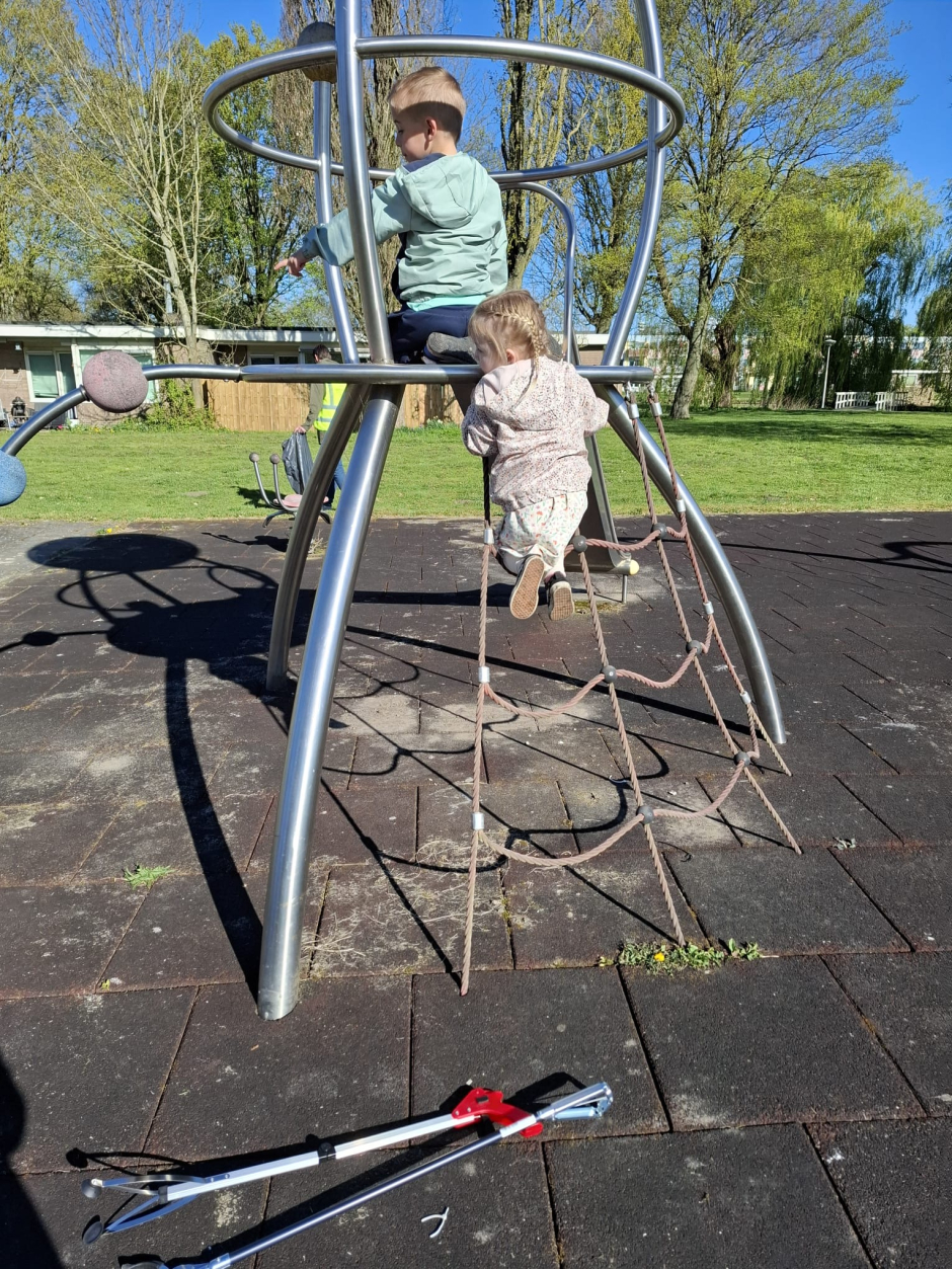 Julian en Milou bij een speelplaats
