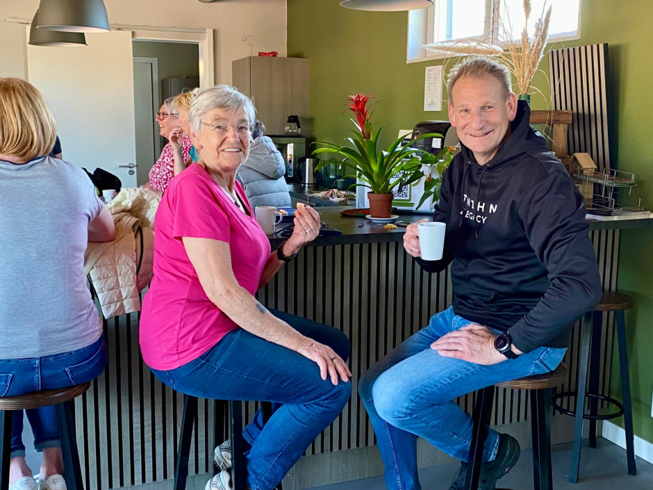 Wilma en John genieten van welverdiende koffie