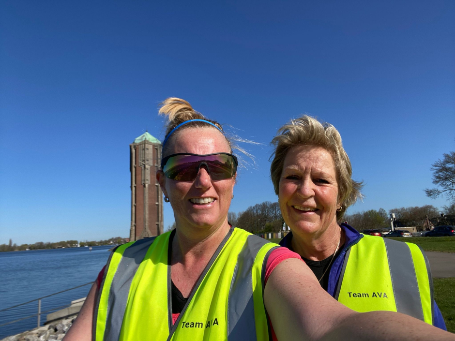 Esther en Marjan bij de Watertoren