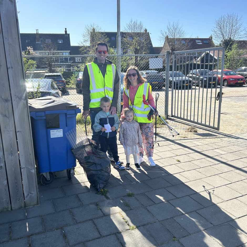 Thomas, Esther, Julian en Milou met de eerste vuilniszak
