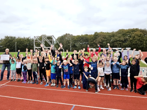 De AVA pupillen en hun trainers met de Rabo-cheque