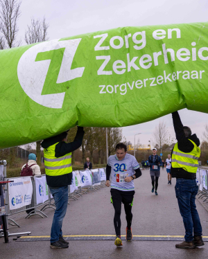 Ruud en Johan houden de finishboog omhoog vanwege stroomstoring in Kudelstaart