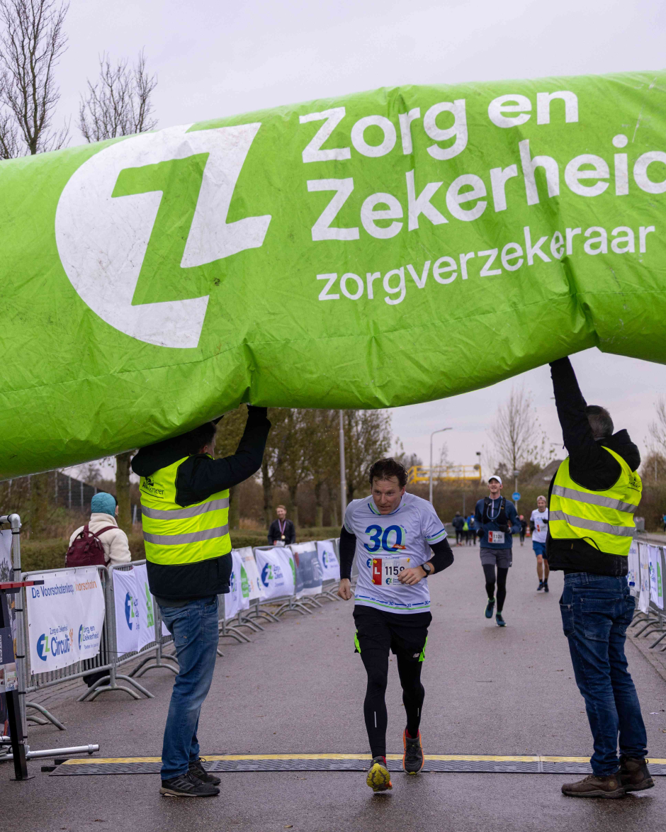 Ruud en Johan houden de finishboog omhoog vanwege stroomstoring in Kudelstaart